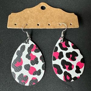 Hot Pink Cheetah Print Earrings! 💖